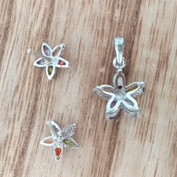 Stainless Steel 925 Floral Set of Earrings and Pendant. - Picture 4 of 5